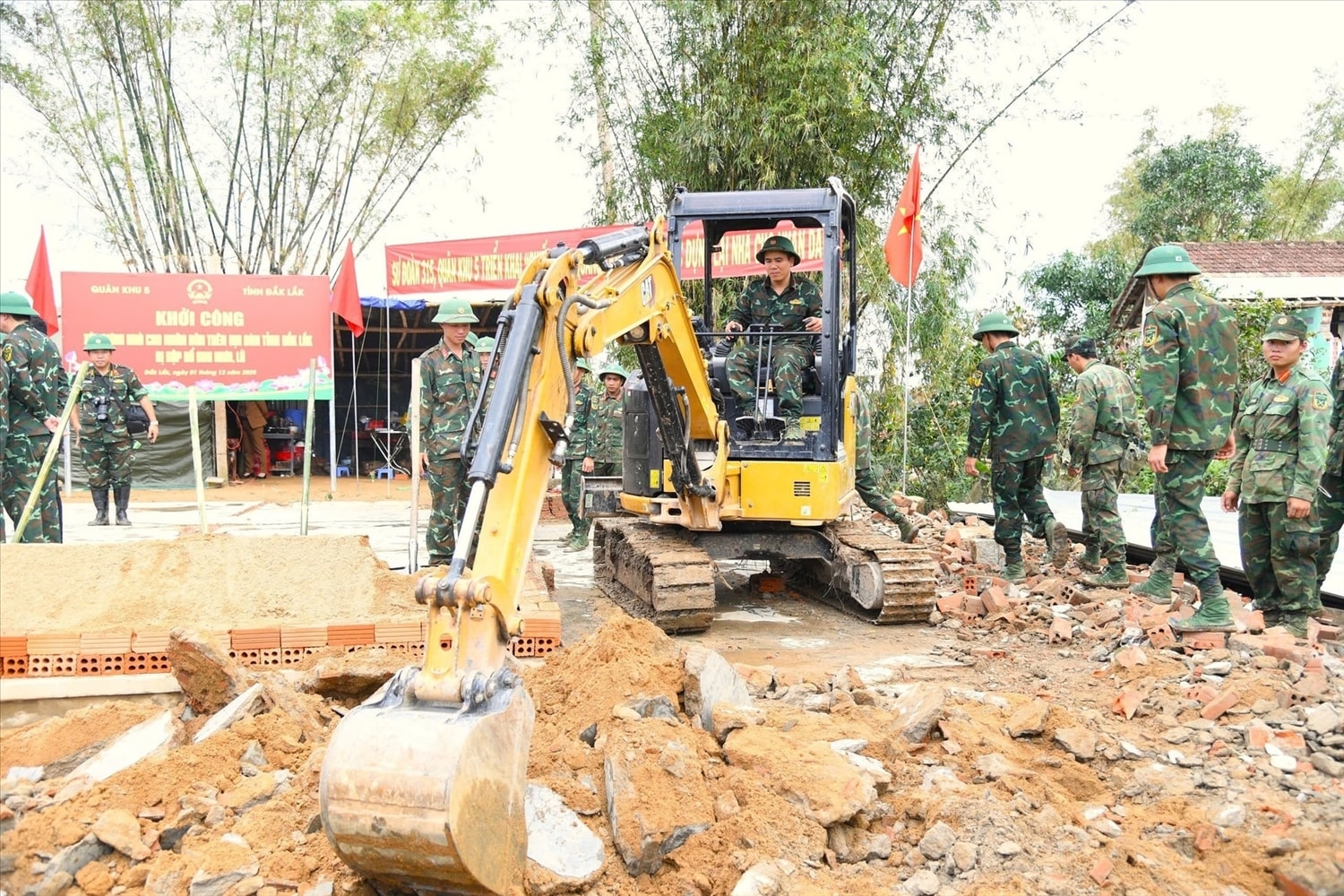 Bộ đội giúp dân sửa chữa nhà cửa tại tỉnh Đắk Lắk  (Ảnh: Văn Viễn).
