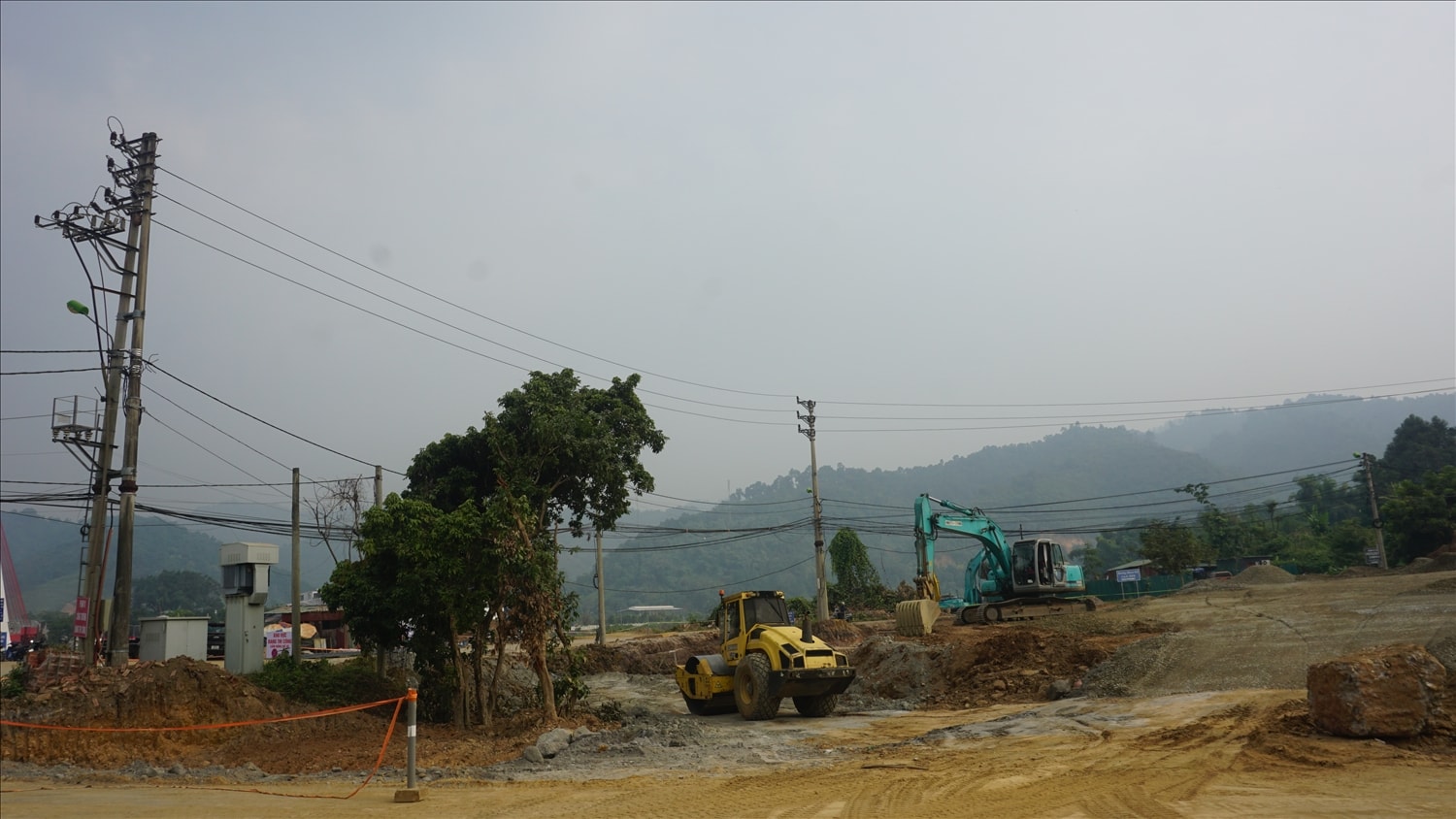 Việc xây dựng các khu tái định cư cũng được triển khai đồng bộ (ảnh Trọng  Bảo)