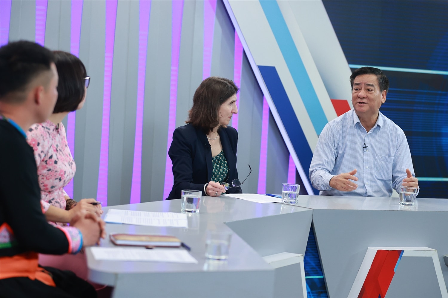 Tọa đàm trực tuyến với chủ đề: “Phát huy vai trò quản lý Nhà nước về công tác dân tộc trong thực hiện Chương trình MTQG” Tọa đàm trực tuyến với chủ đề: “Phát huy vai trò quản lý Nhà nước về công tác dân tộc trong thực hiện Chương trình MTQG”
