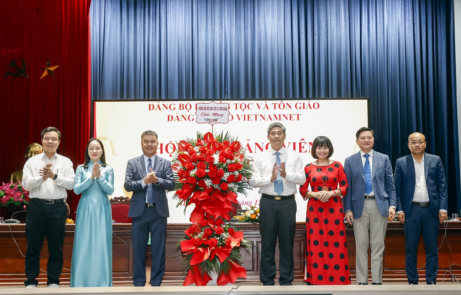 Uỷ viên dự khuyết Ban Chấp hành Trung ương Đảng, Phó Bí thư Thường trực Đảng uỷ, Thứ trưởng Bộ Dân tộc và tôn giáo Y Vinh Tơr  tặng hoa Hội nghị