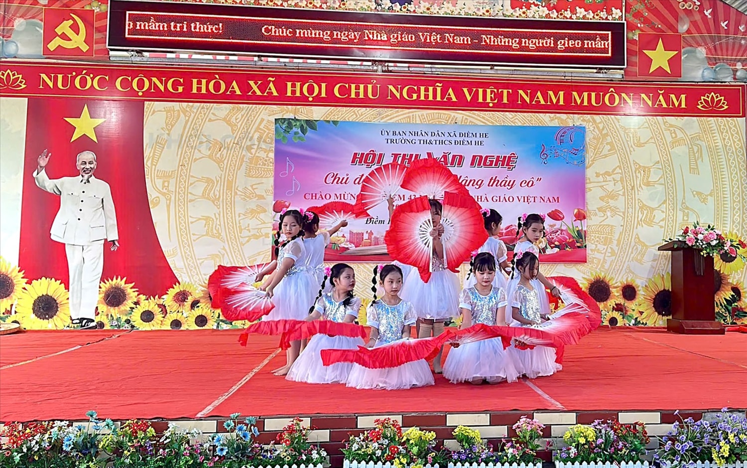 Trường TH&THCS Điềm He tổ chức hội thi văn nghệ với chủ đề “Tiếng hát dâng thầy cô”. 