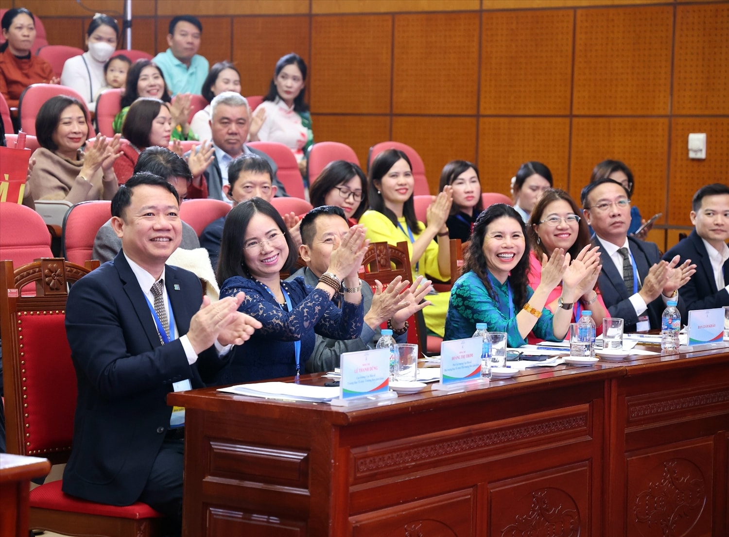 Những tràng vỗ tay từ Ban Giám khảo cuộc thi Những tràng vỗ tay từ Ban Giám khảo cuộc thi