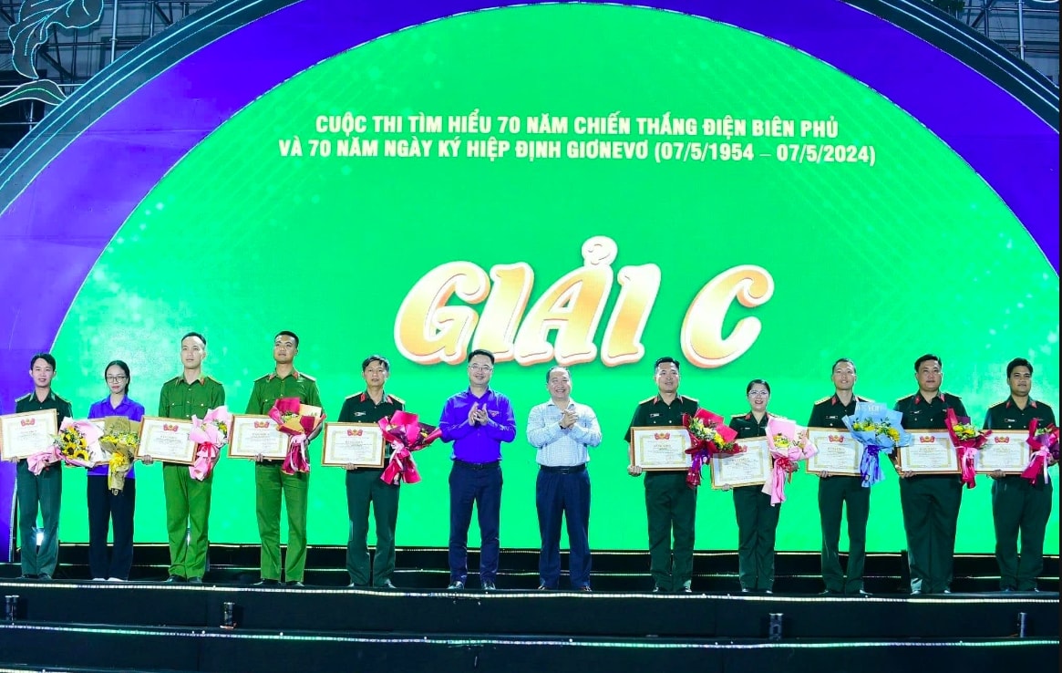 Đinh Trung Khiếu (ngoài cùng bên phải) nhận  Giải C Cuộc thi tìm hiểu 70 năm Chiến thắng Điện Biên Phủ và 70 năm Ngày ký Hiệp định Giơnevơ. (Ảnh: NVCC)