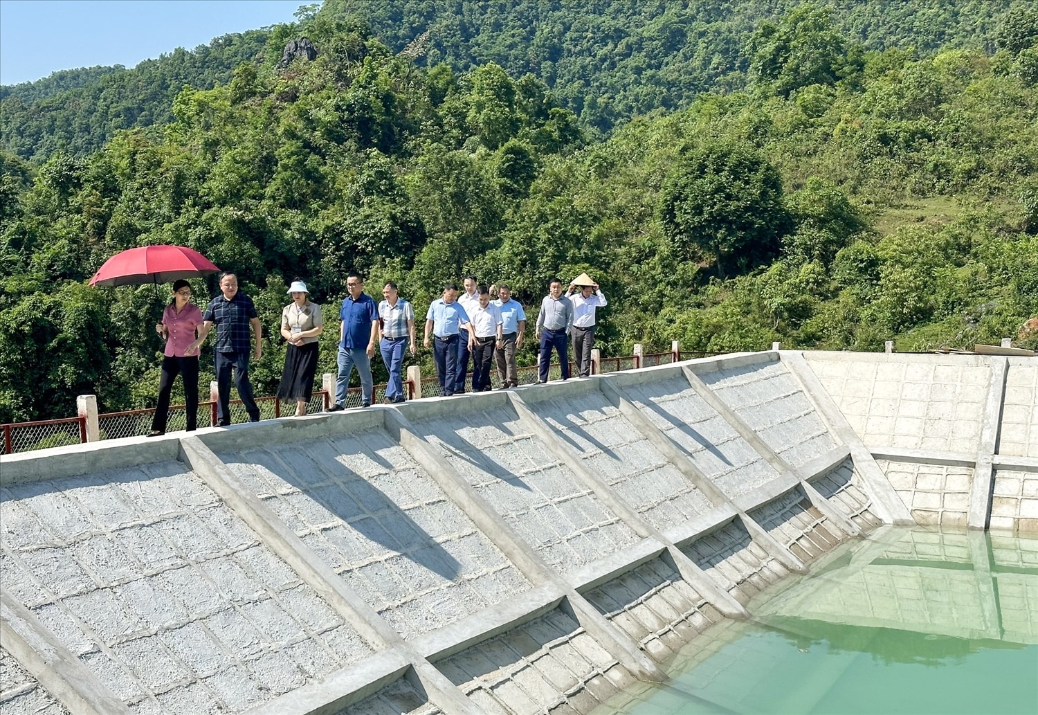Đoàn công tác của ủy ban Dân tộc (nay là Bộ Dân tộc và Tôn giáo) kiểm tra hồ treo chứa nước tại Khu định canh định cư xóm Tả Cán, xã Tổng Cọt tháng 5/2024.