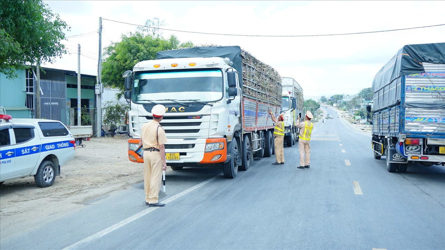 Lực lượng CSGT, Công an tỉnh Gia Lai tăng cường xử lý vi phạm đối với các xe chở hàng quá khổ, quá tải