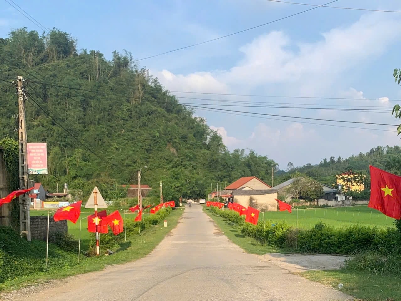 Người có uy tín xã Bằng Mạc luôn  tích cực vận động Nhân dân tham gia giữ gìn an ninh chính trị, trật tự an toàn xã hội, phòng chống tệ nạn xã hội, từng bước xây dựng nếp sống văn minh ở khu dân cư