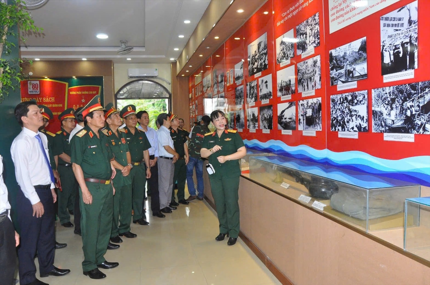Các đại biểu tham quan khu triển lãm Các đại biểu tham quan khu triển lãm