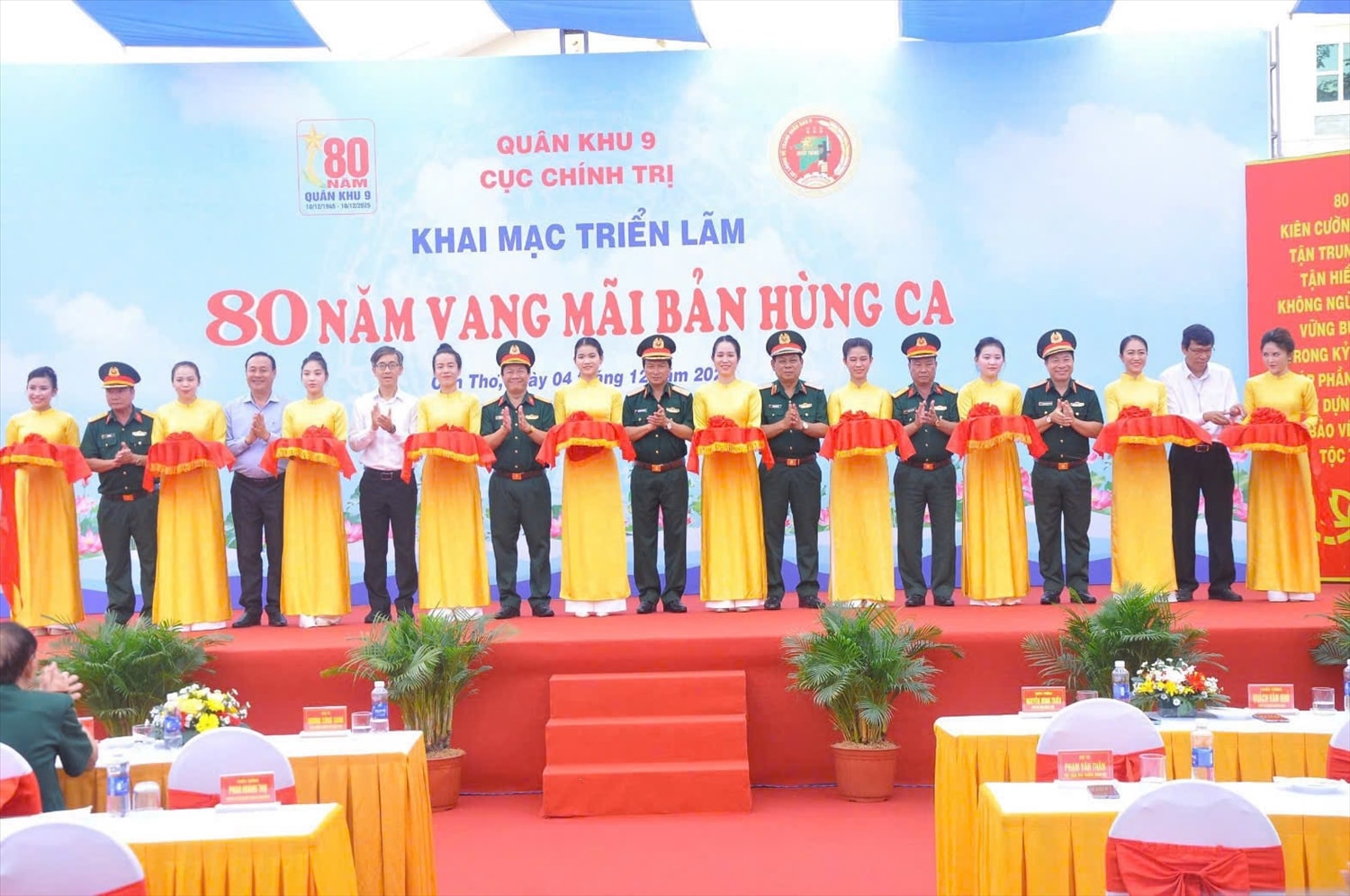 Các đại biểu đại diện lãnh UBND TP. Cần Thơ và Bộ Tư lệnh Quân khu 9 thực hiện nghi thức cắt băng khai mạc triển lãm Các đại biểu đại diện lãnh UBND TP. Cần Thơ và Bộ Tư lệnh Quân khu 9 thực hiện nghi thức cắt băng khai mạc triển lãm