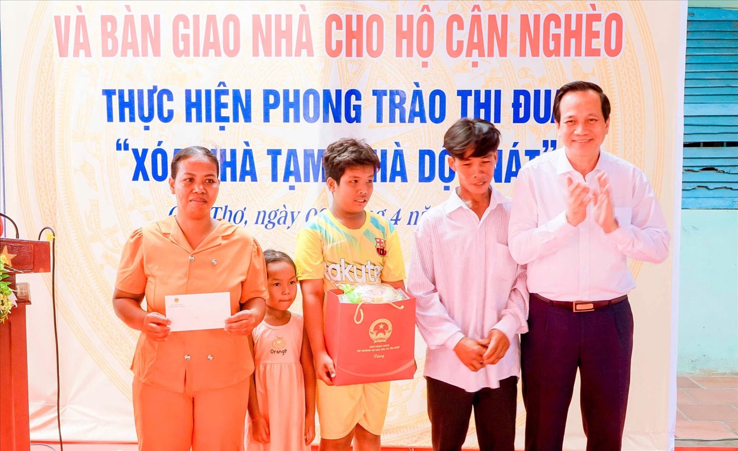 Dù là Thành phố trực thuộc Trung ương, Cần Thơ ( cũ) đã phân bổ nhiều nguồn lực hỗ trợ nhà cho hộ DTTS ( trong ảnh:Bộ trưởng Bộ Dân tộc và Tôn giáo Đào Ngọc Dung trao quà chúc mừng hộ gia đình ông Thạch Trung Thái nhận nhà mới kịp đón Tết cổ truyền của đồng bào dân tộc Khmer năm 2025 ) Dù là Thành phố trực thuộc Trung ương, Cần Thơ ( cũ) đã phân bổ nhiều nguồn lực hỗ trợ nhà cho hộ DTTS ( trong ảnh:Bộ trưởng Bộ Dân tộc và Tôn giáo Đào Ngọc Dung trao quà chúc mừng hộ gia đình ông Thạch Trung Thái nhận nhà mới kịp đón Tết cổ truyền của đồng bào dân tộc Khmer năm 2025 )