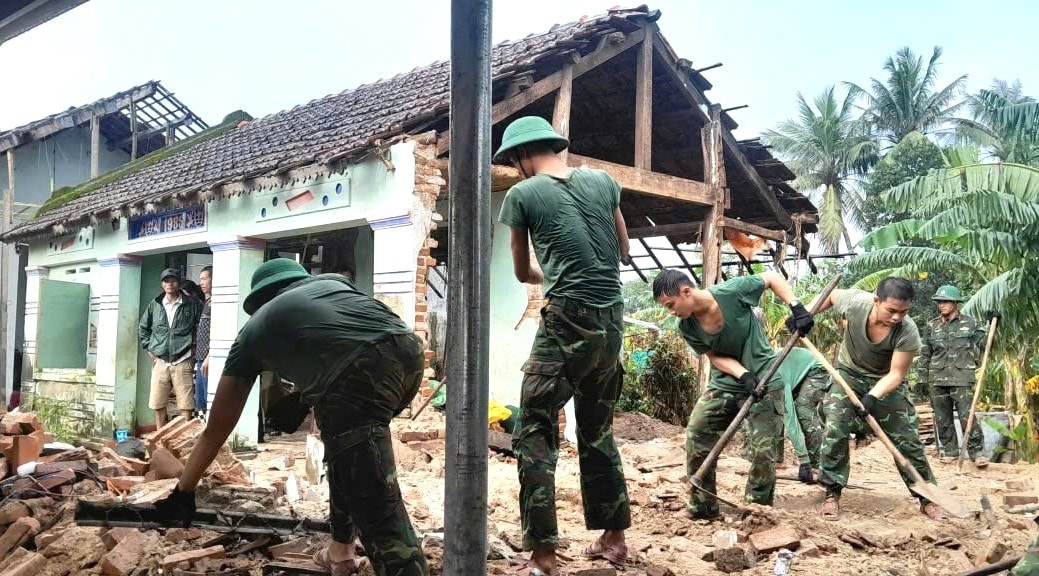 Lực lượng quân đội  xây dựng lại nhà ở cho người dân vùng lũ (Ảnh minh họa).