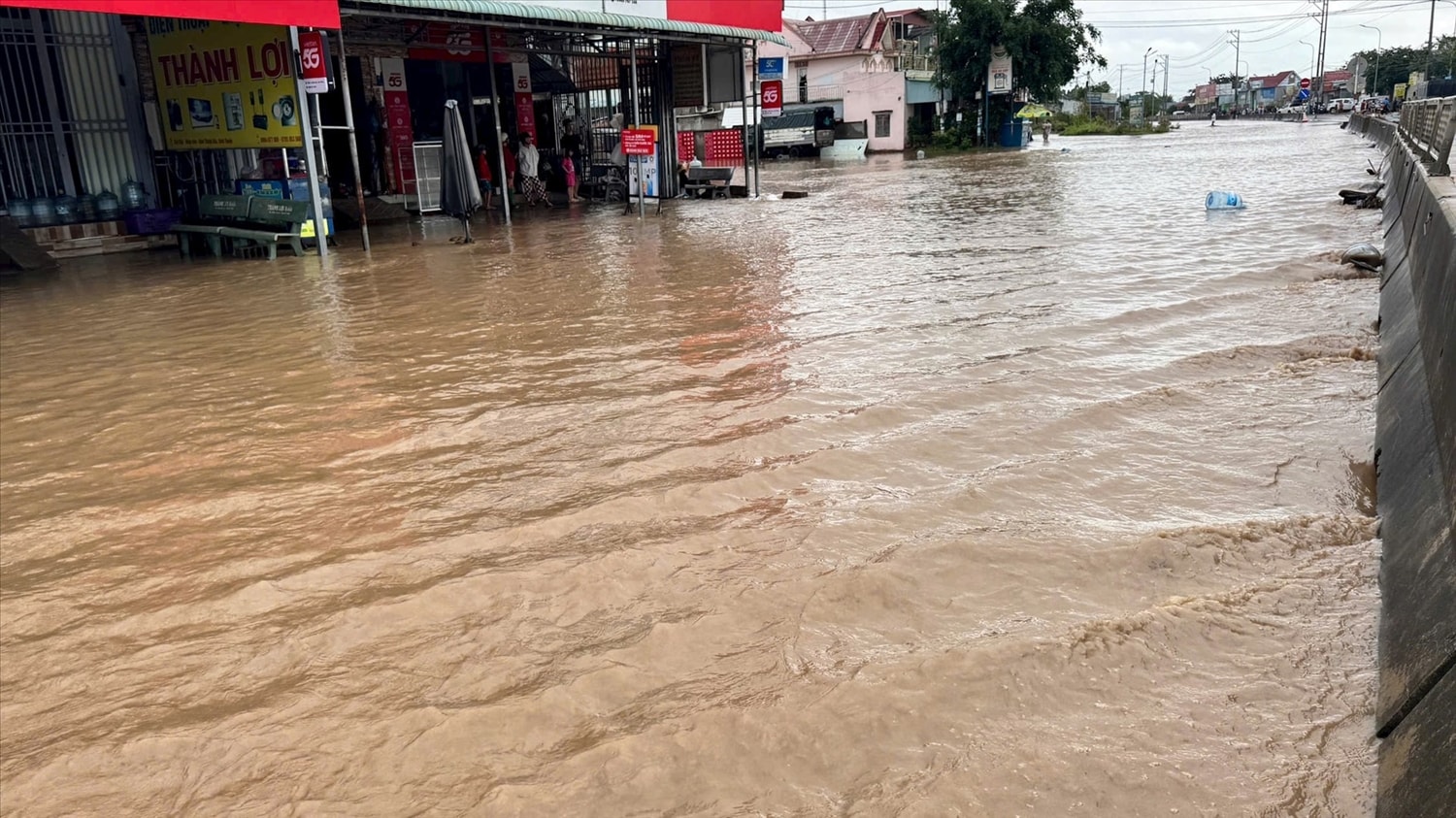 Mưa lũ, sạt lở tiếp tục hoành hành tại Nam Trung bộ và Tây Nguyên 