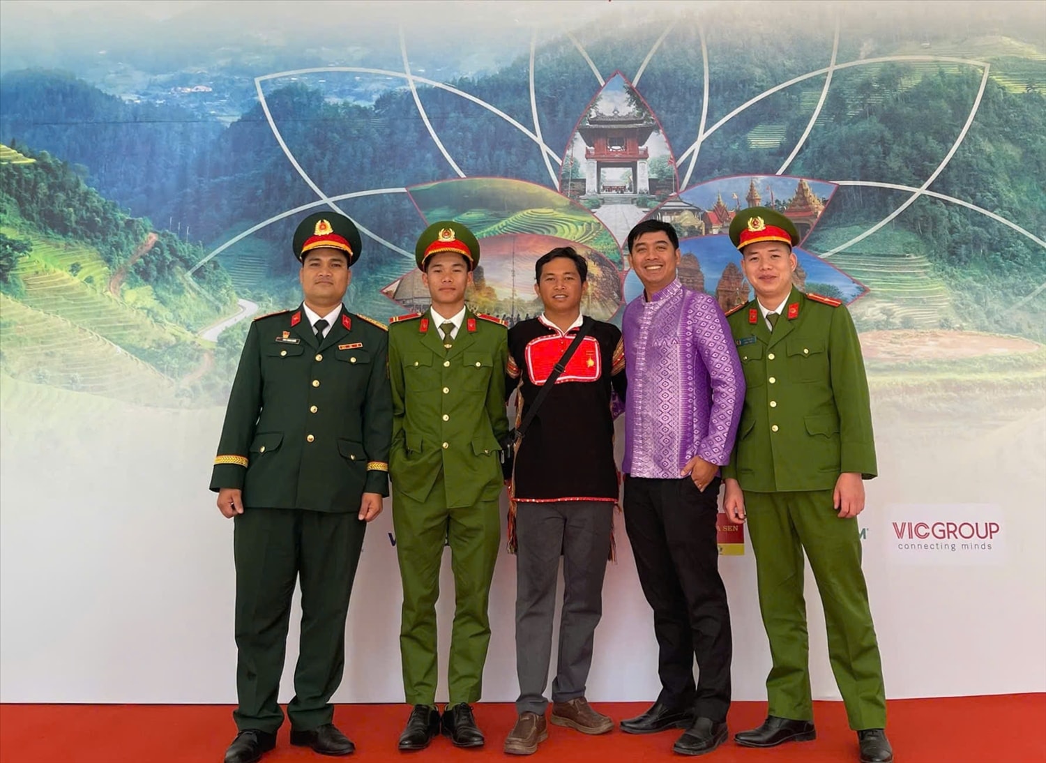 Đinh Trung Khiếu (ngoài cùng bên trái) tham dự Lễ tuyên dương học sinh, sinh viên, thanh niên DTTS xuất sắc, tiêu biểu năm 2024. (Ảnh: NVCC)