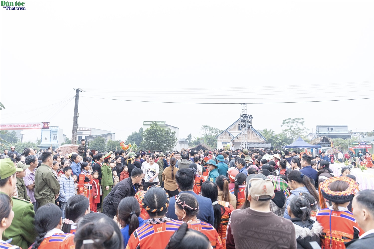 Ngay từ sáng sớm 5/12, hàng ngàn lượt du khách và nhân dân địa phương đã có mặt tại thôn My Bắc, xã Tân Trịnh để cùng tham gia cổ vũ cho các đội thi