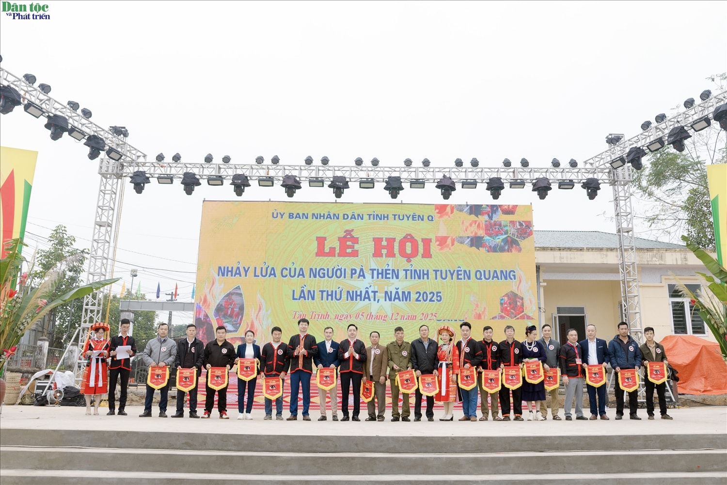 Chính quyền địa phương trao tặng cờ lưu niệm cho các đội thi