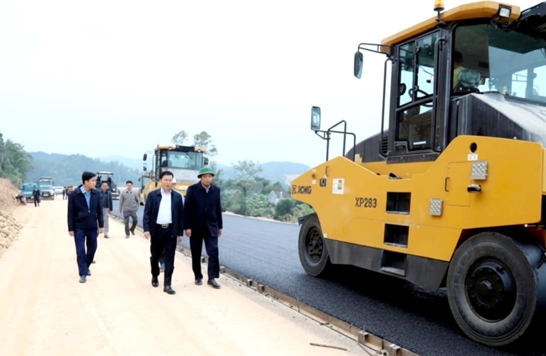 Đoàn công tác kiểm tra thực địa tại Km11 thuộc xã Na Sầm