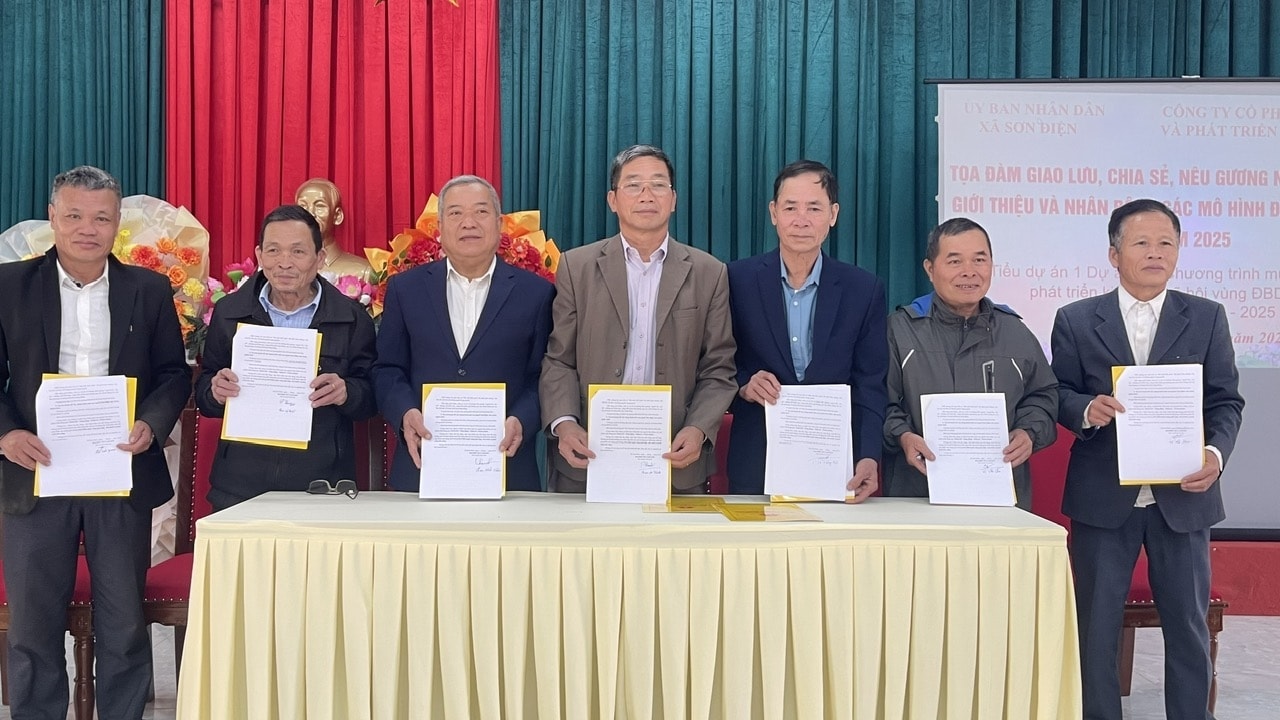 Người có uy tín trong cộng thôn bản xã Sơn Điện ký cam kết lan toả mô hình phát triển kinh tế tiên tiến năm 2025