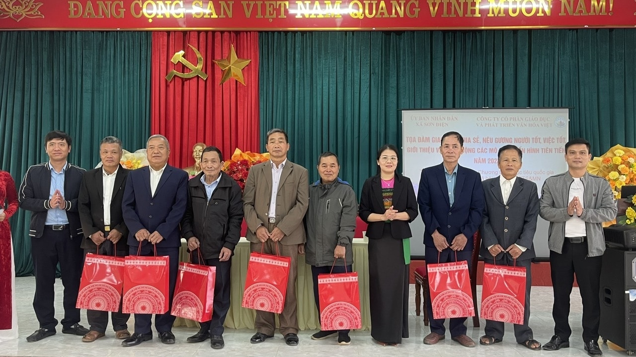 Lãnh đạo xã Sơn Điện trao quà cho các cá nhân điển hình tiên tiến, Người có uy tín