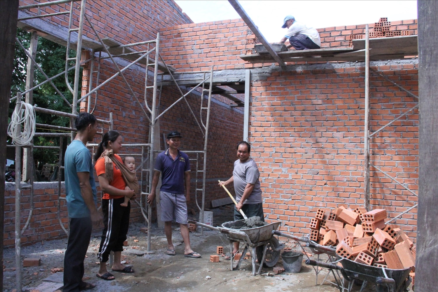 Gia đình chị H’Luyễn Niê được hỗ trợ xây nhà từ nguồn vốn Chương trình MTQG 1719 Gia đình chị H’Luyễn Niê được hỗ trợ xây nhà từ nguồn vốn Chương trình MTQG 1719