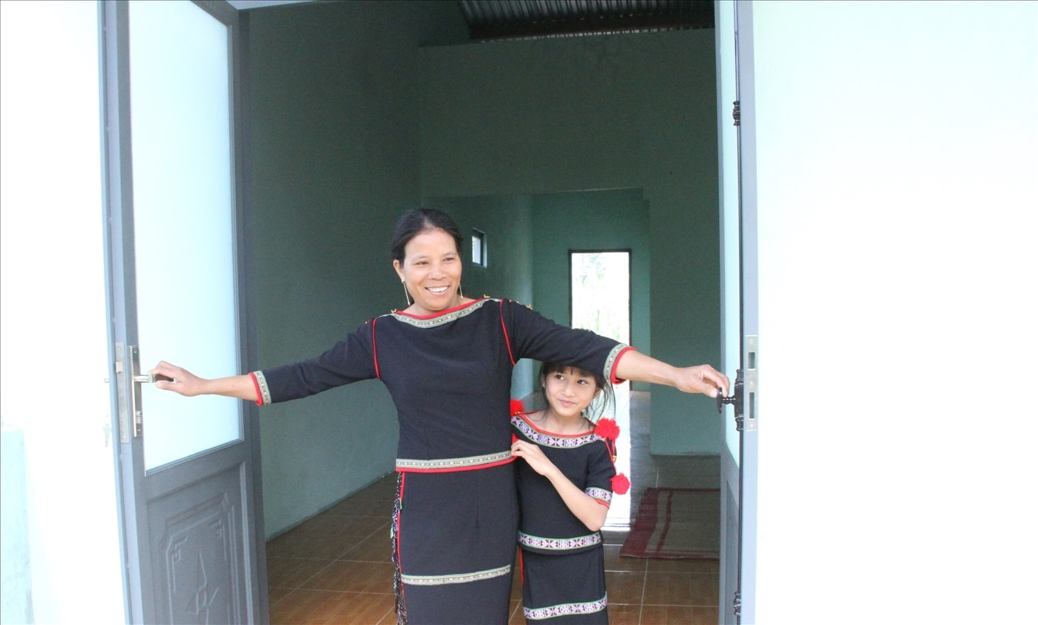 Chị H’Rên Niê ở buôn M’um vui mừng khi có một ngôi nhà của riêng mình Chị H’Rên Niê ở buôn M’um vui mừng khi có một ngôi nhà của riêng mình
