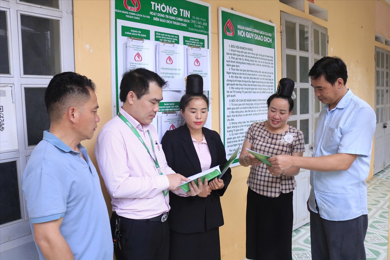 Cán bộ Phòng Giao dịch NHCSXH Thuận Châu (Sơn La) giới thiệu các chương trình tín dụng ưu đãi tới nhân dân