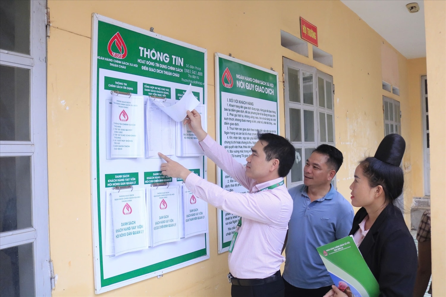 Cán bộ Phòng giao dịch NHCSXH Thuận Châu (Sơn La) hướng dẫn tại Điểm giao dịch xã