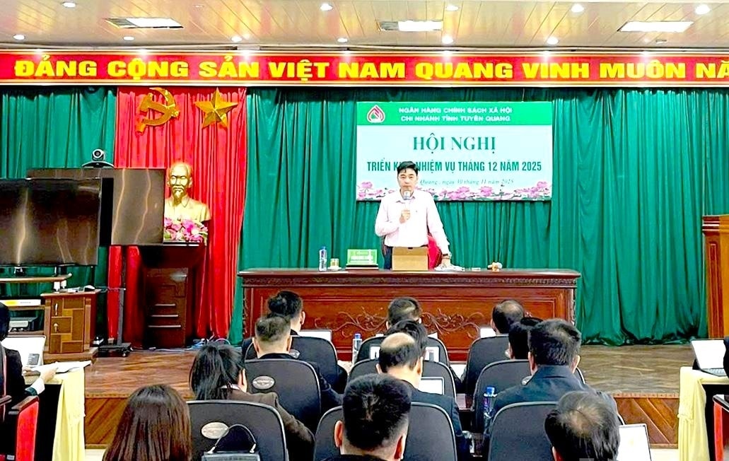 Giám đốc Chi nhánh NHCSXH tỉnh Tuyên Quang Đặng Đức Thắng chủ trì triển khai nhiệm vụ tháng cuối năm