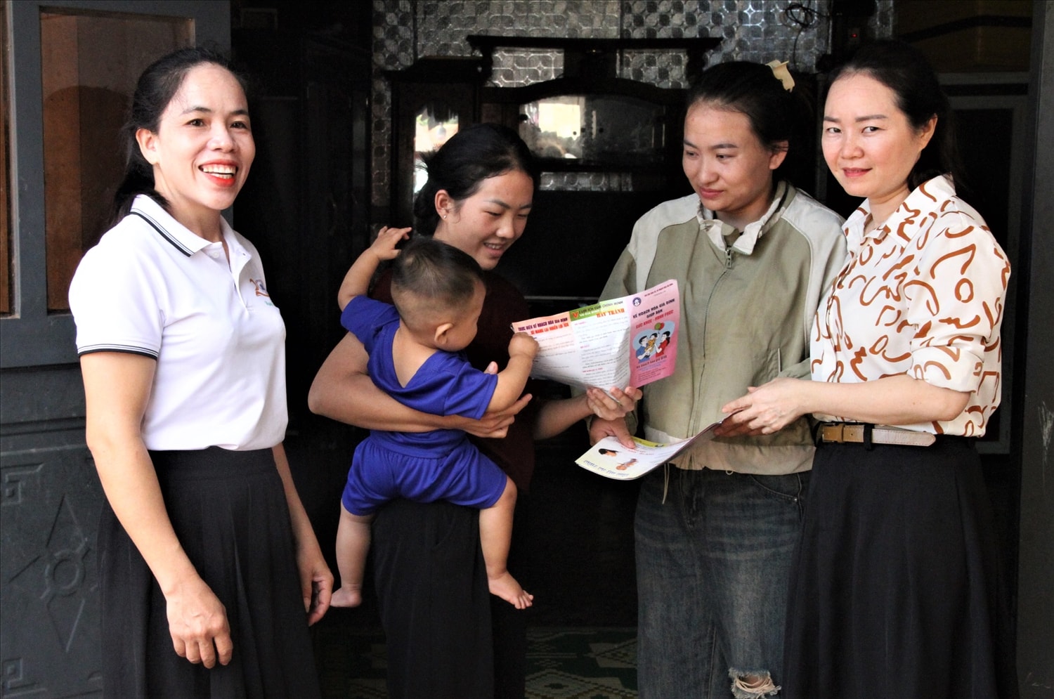 Chị Phan Thị Tuất (bìa phải), Phó Chủ tịch Hội LHPN xã Ea Rốk cùng chi hội trưởng Chi hội phụ nữ thôn 15 Cư Kbang tuyên truyền người dân