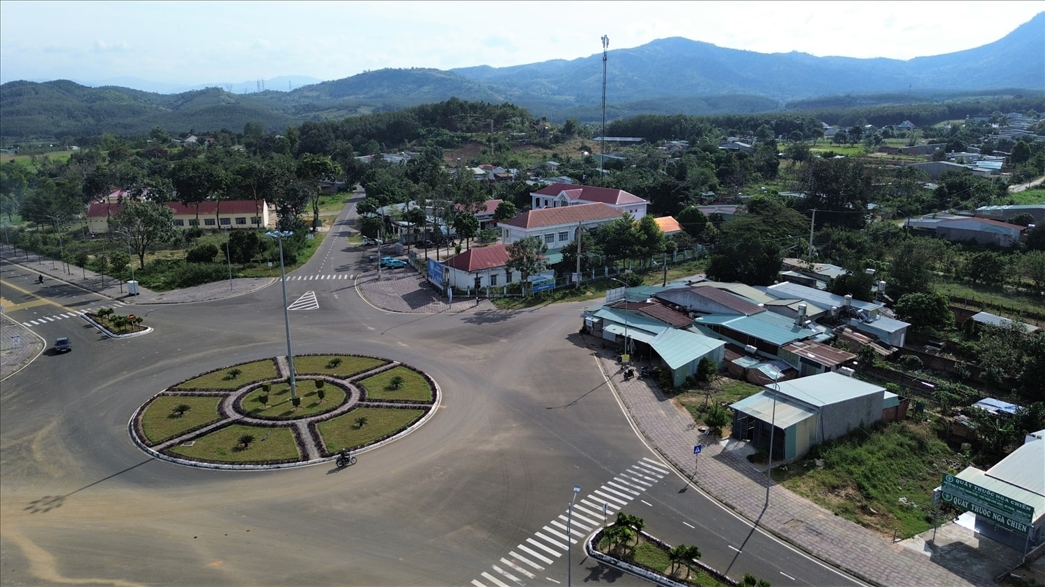 Hạ tầng giao thông được đầu tư đồng bộ, tạo nên diện mạo mới cho xã Đăk Rơ Wa. Ảnh: Ngọc Chí