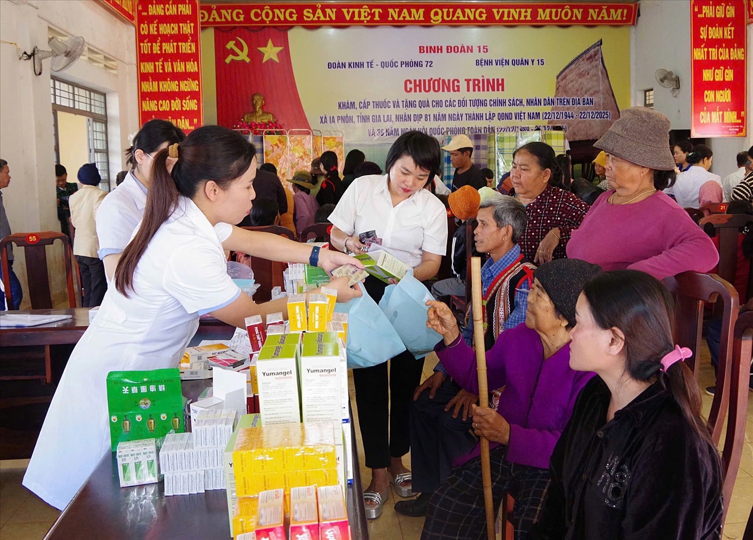 Y, bác sĩ phát thuốc, dặn dò, hướng dẫn người dân cách chăm sóc sức khỏe, phòng tránh bệnh tật Y, bác sĩ phát thuốc, dặn dò, hướng dẫn người dân cách chăm sóc sức khỏe, phòng tránh bệnh tật
