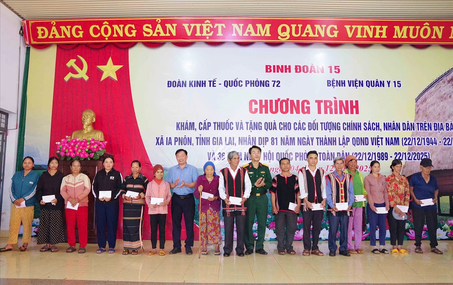 Lãnh đạo Bệnh viện Quân y 15 và Đoàn Kinh tế - Quốc phòng 72 trao quà cho già làng, trưởng thôn, hộ gia đình chính sách Lãnh đạo Bệnh viện Quân y 15 và Đoàn Kinh tế - Quốc phòng 72 trao quà cho già làng, trưởng thôn, hộ gia đình chính sách