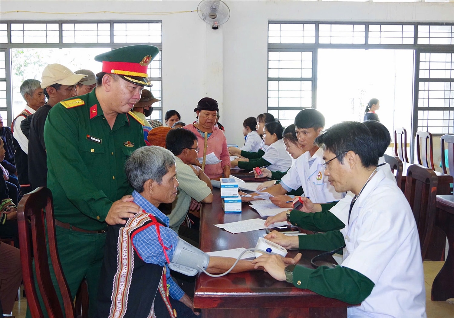 Các y, bác sĩ đã khám và tư vấn sức khỏe cho người dân vùng biên giới Ia Pnôn Các y, bác sĩ đã khám và tư vấn sức khỏe cho người dân vùng biên giới Ia Pnôn