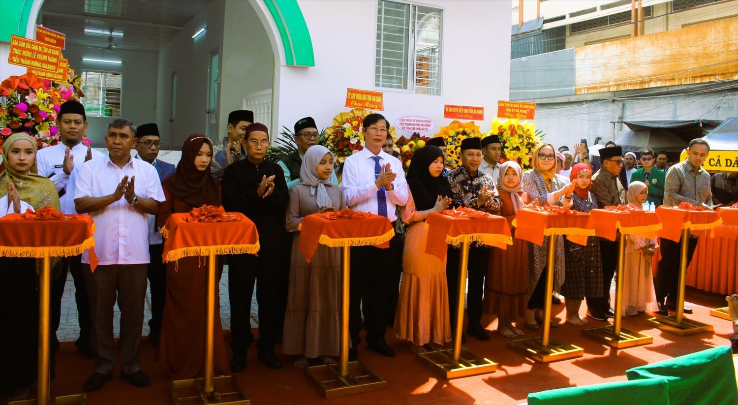 Các đại biểu thực hiện nghi thức cắt băng Khánh thành Tiểu thánh đường Salamad