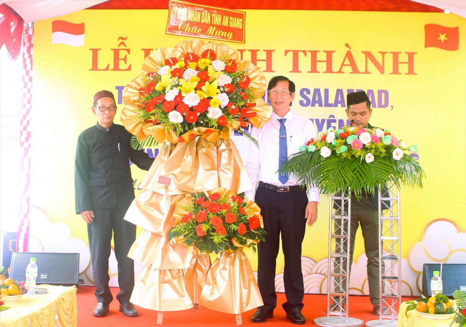 Ông Lê Văn Phước - Phó Chủ tịch UBND tỉnh An Giang trao lẵng hoa tới ông Haji Jacky - Trưởng Ban Đại diện cộng đồng Hồi giáo Islam tỉnh