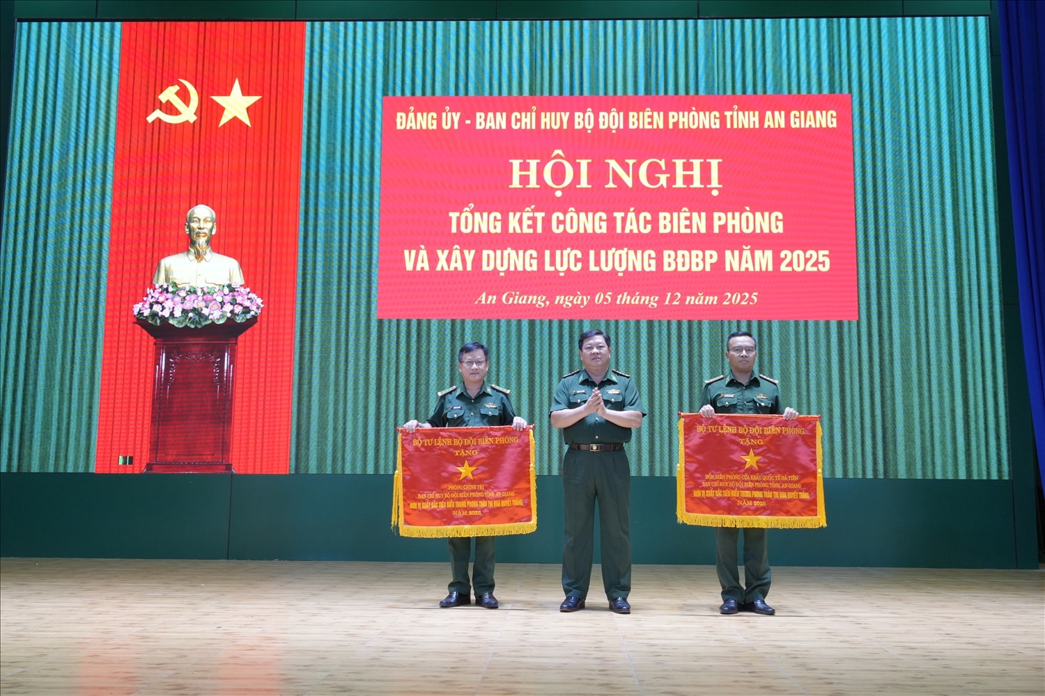 Đại tá Phạm Văn Thắng, phó Chỉ huy trưởng Bộ chỉ huy quân sự, Chỉ huy trưởng Ban chỉ huy BĐBP tỉnh An Giang, trao cờ thi đua quyết thắng năm 2025 của Bộ tư lệnh Biên phòng cho phòng Chính trị và đồn Biên phòng cửa khẩu Quốc tế Hà Tiên.  