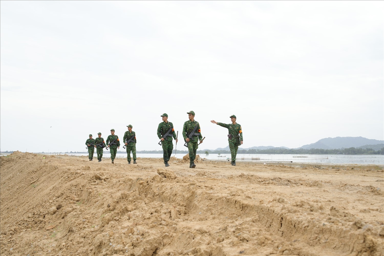 Cán bộ, chiến sĩ đồn Biên phòng cửa khẩu Quốc tế Tịnh Biên tuần tra bảo vệ biên giới.