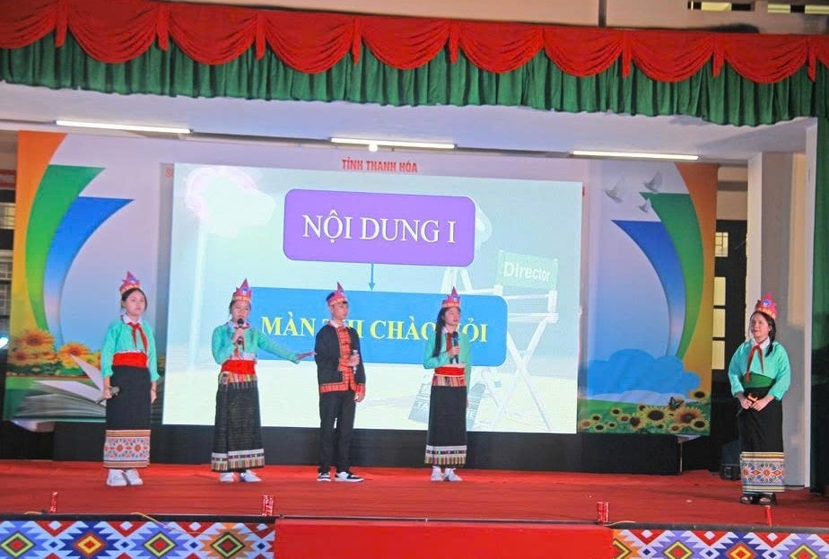 Phần thi chào hỏi của các đội thi 