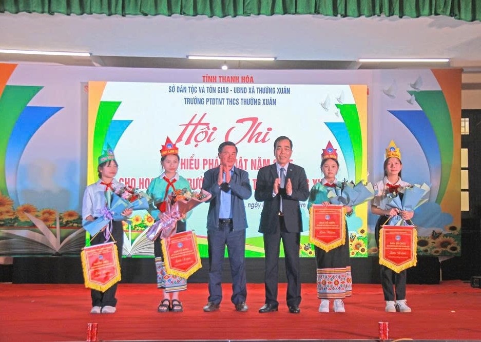 Đại diện lãnh đạo Sở Dân tộc và Tôn giáo tỉnh, UBND xã Thường Xuân trao Cờ lưu niệm, chúc mừng các đội tham gia Hội thi. 