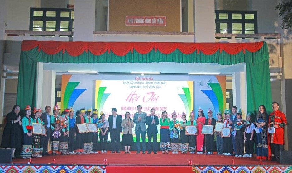 Ban tổ chức hội thi trao giải cho các đội tham dự hội thi.