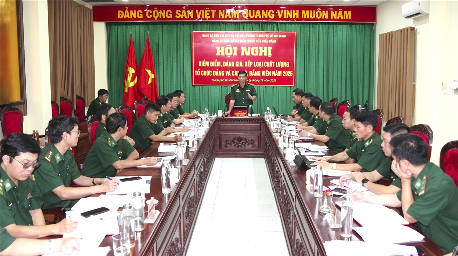 Đại tá Đỗ Vĩnh Thăng làm việc tại Ban Chỉ huy Biên phòng cửa khẩu cảng TP. Hồ Chí Minh