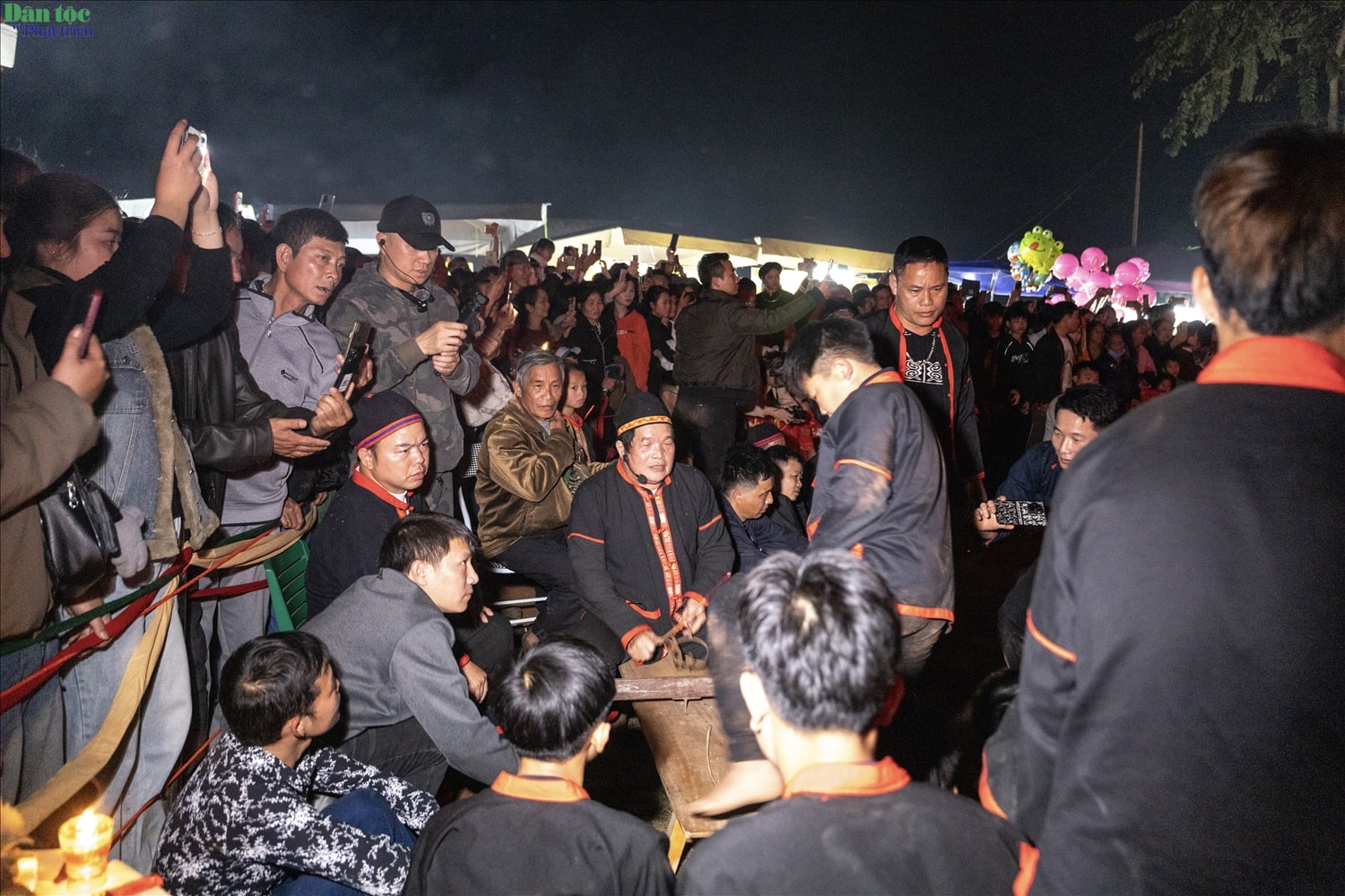 Nghệ nhân Nhân dân Sìn Văn Phong là truyền nhân đời thứ 5 trong gia đình có truyền thống làm thầy cúng. Từ nhỏ ông đã được cha của mình kể cho nghe những câu chuyện cổ xa xưa của dân tộc Pà Thẻn. Năm 11 tuổi, ông bắt đầu theo học nghề thầy cúng cho đến khi được cấp sắc đến bậc cao nhất, tương đương với bậc thứ 8 và được phép mặc áo thầy, cúng trả lễ, giải hạn, đưa ma, làm phép thần. Những hiểu biết rành mạch về văn hóa tín ngưỡng phi vật thể là gia sản quý báu mà gần cả cuộc đời ông đã dày công sưu tầm, nghiên cứu, thực hành và phổ biến ra cộng đồng.  Trong số những nghi lễ đặc sắc mà ông nắm giữ, nhảy lửa là minh chứng sống động nhất cho sức mạnh tâm linh và bản lĩnh của người Pà Thẻn.
