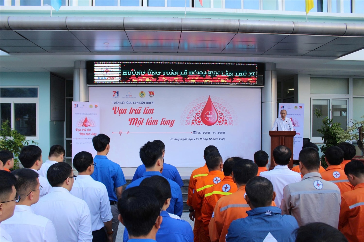 Quang cảnh Lễ phát động chương trình Tuần lễ hồng EVN lần thứ XI năm 2025 tại cơ sở 2 Công ty Điện lực Quảng Ngãi. (Ảnh: Ngọc Chí)