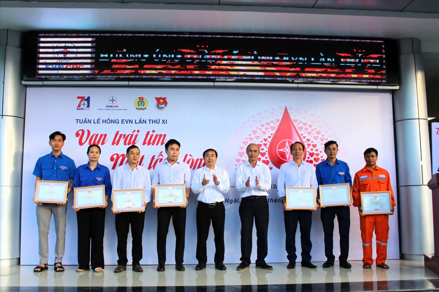 Công ty Điện lực Quảng Ngãi tuyên dương các cá nhân tiêu biểu trong phong trào hiến máu. (Ảnh: Ngọc Chí)