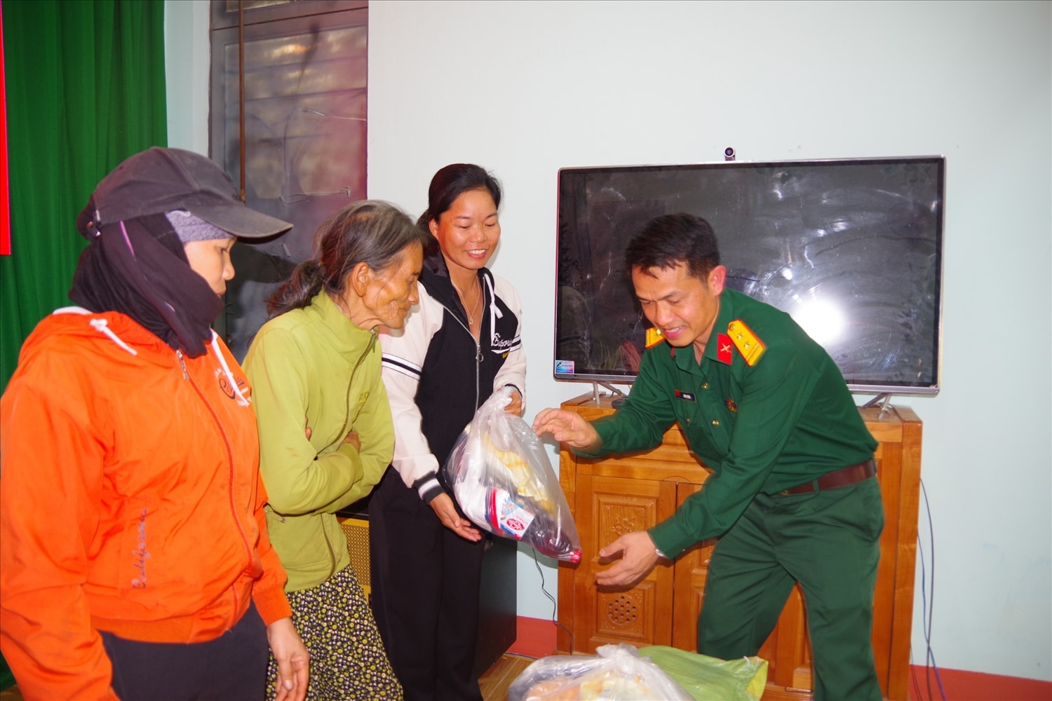 Chương trình ý nghĩa thiết thực, thể hiện tinh thần “lá lành đùm lá rách” và tình cảm quân - dân sâu nặng