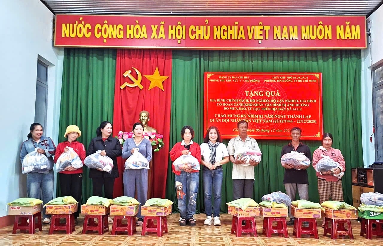 Đại diện Liên khu phố 18, 20, 31, phường Bình Đông trao quà cho gia đình chính sách, người dân có hoàn cảnh khó khăn tại xã Ia Le