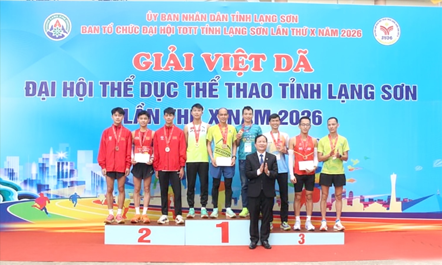 Ban Tổ chức trao giải cho các VĐV xuất sắc nhất nội dung đồng đội nam