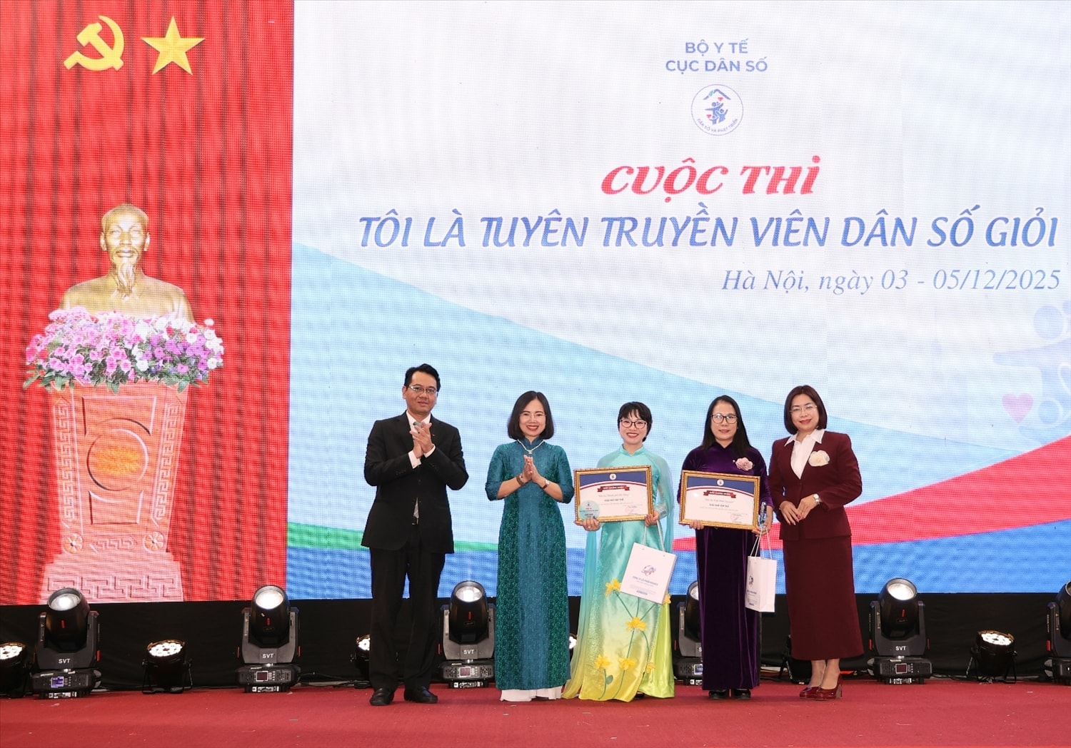 Lãnh đạo Cục Dân số và Ban Tổ chức trao tặng giải Nhì tập thể cho thành phố Đà Nẵng và tỉnh Thái Nguyên