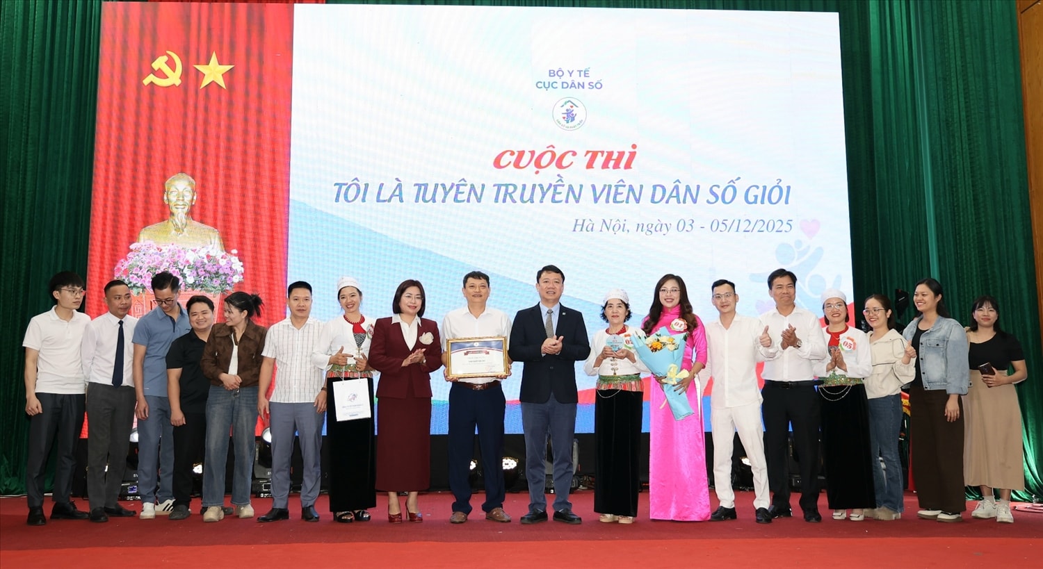 Ban Tổ chức trao giải cho tập thể đạt giải Nhất thuộc về tỉnh Phú Thọ