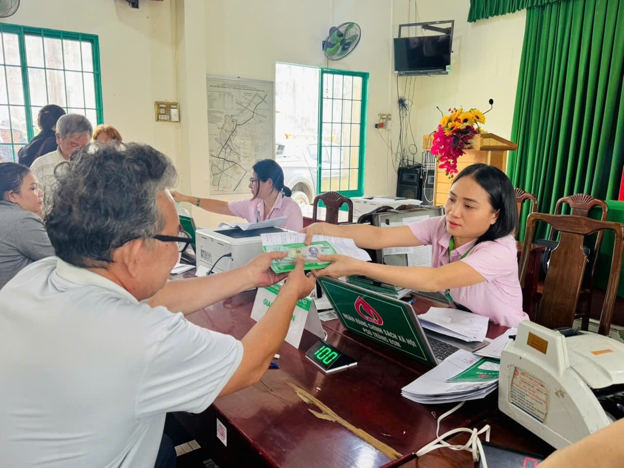 Người dân làm thủ tục vay vốn tại Phòng Giao dịch NHCSXH Trảng Bom