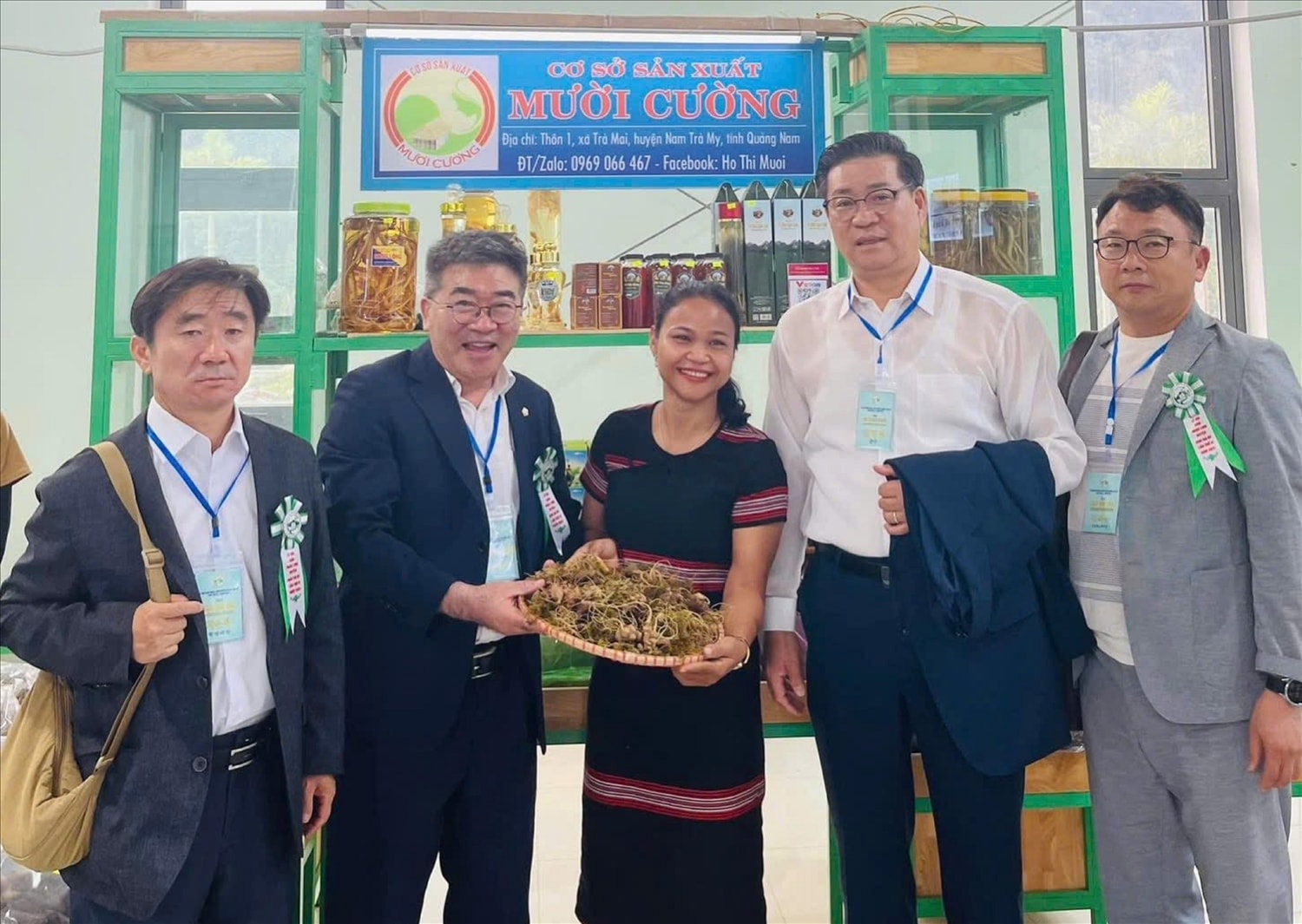 Nhiều khách hàng nước ngoài đánh giá cao về các sản phẩm dược liệu của Mười Cường và HTX Cộng đồng dược liệu Sâm Ngọc Linh