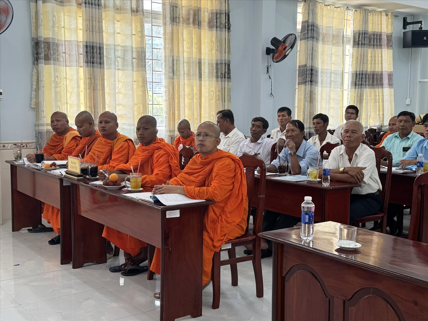 Tại nhiều chùa Khmer dọc theo tuyến biên giới những buổi thuyết giảng kết hợp tuyên truyền pháp luật đã trở thành nếp quen thường xuyên. Ảnh: Như Tâm